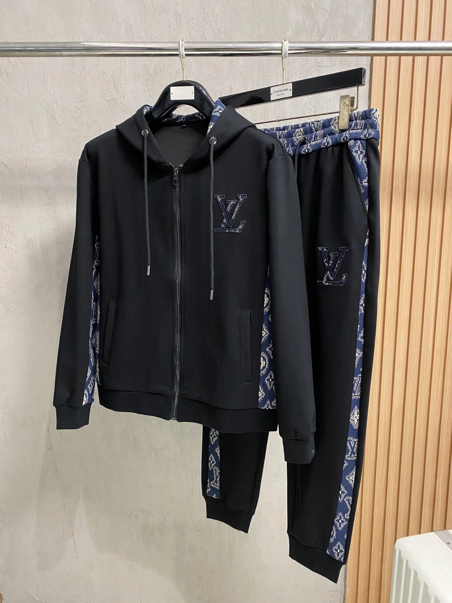 🅿️720 [LV Louis Vuitton] hot-selling suit is coming. Focus on the original version of the official website. 2025 new hot-selling cardigan and sweatshirt suit. The original order is the best. 🇭🇰The meticulous work of top designers. It has a fitting and perfect upper body effect. All-natural high-quality Tencel Roman cotton 100%, close-fitting comfort, noble and elegant! Original hardware embodies elegance and nobility! Counter size: M-3XL (maximum wear up to 190 pounds)